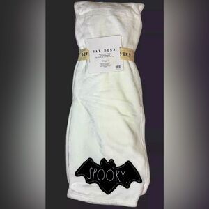 NWT RAE DUNN HALLOWEEN/SPOOKY PATCH SOFT PLUSH 50x70 THROW BLANKET WHITE W/BAT